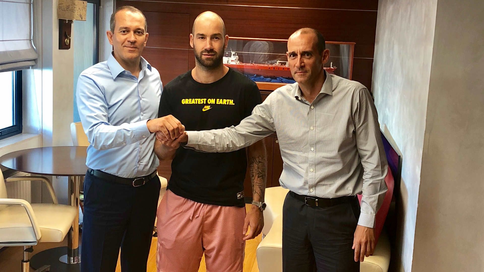 Τhe captain remains at anchored in Piraeus