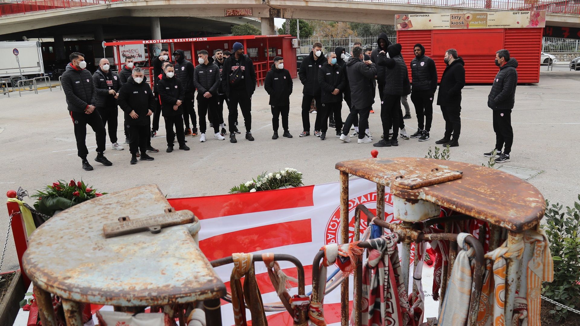 Οι «ερυθρόλευκοι» τίμησαν τη μνήμη των θυμάτων της Θύρας 7 (pics)