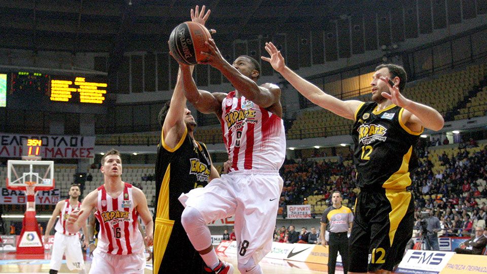 Συνεχίζει ακάθεκτος