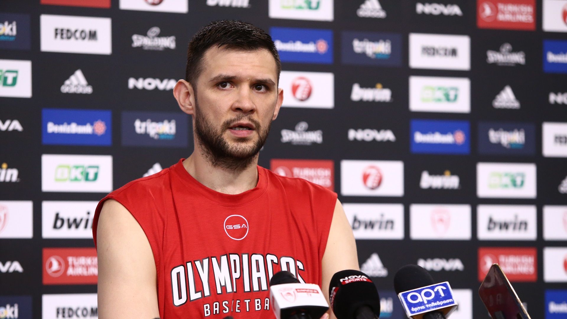 Παπανικολάου: «Με το μαχαίρι στα δόντια» (vid)