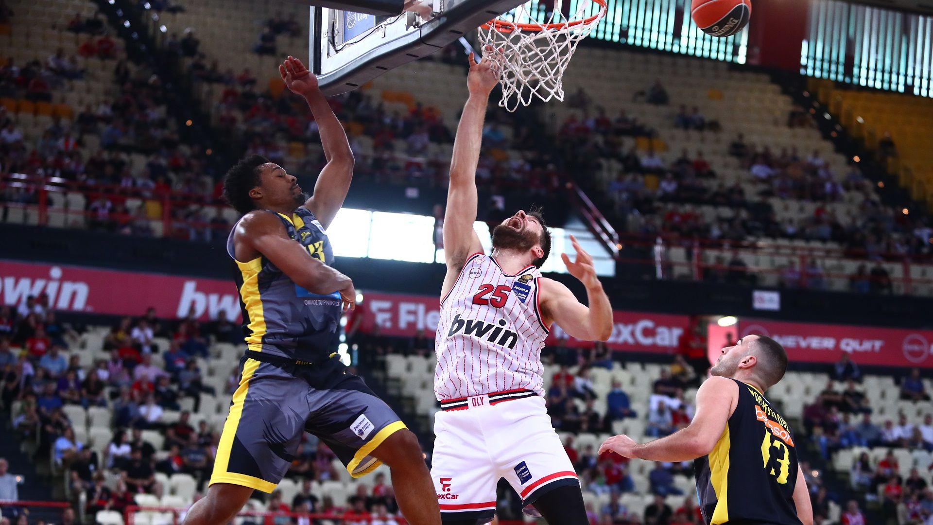 Δυσκολεύτηκε, αλλά τα "λύγισε" τον μαχητικό Άρη