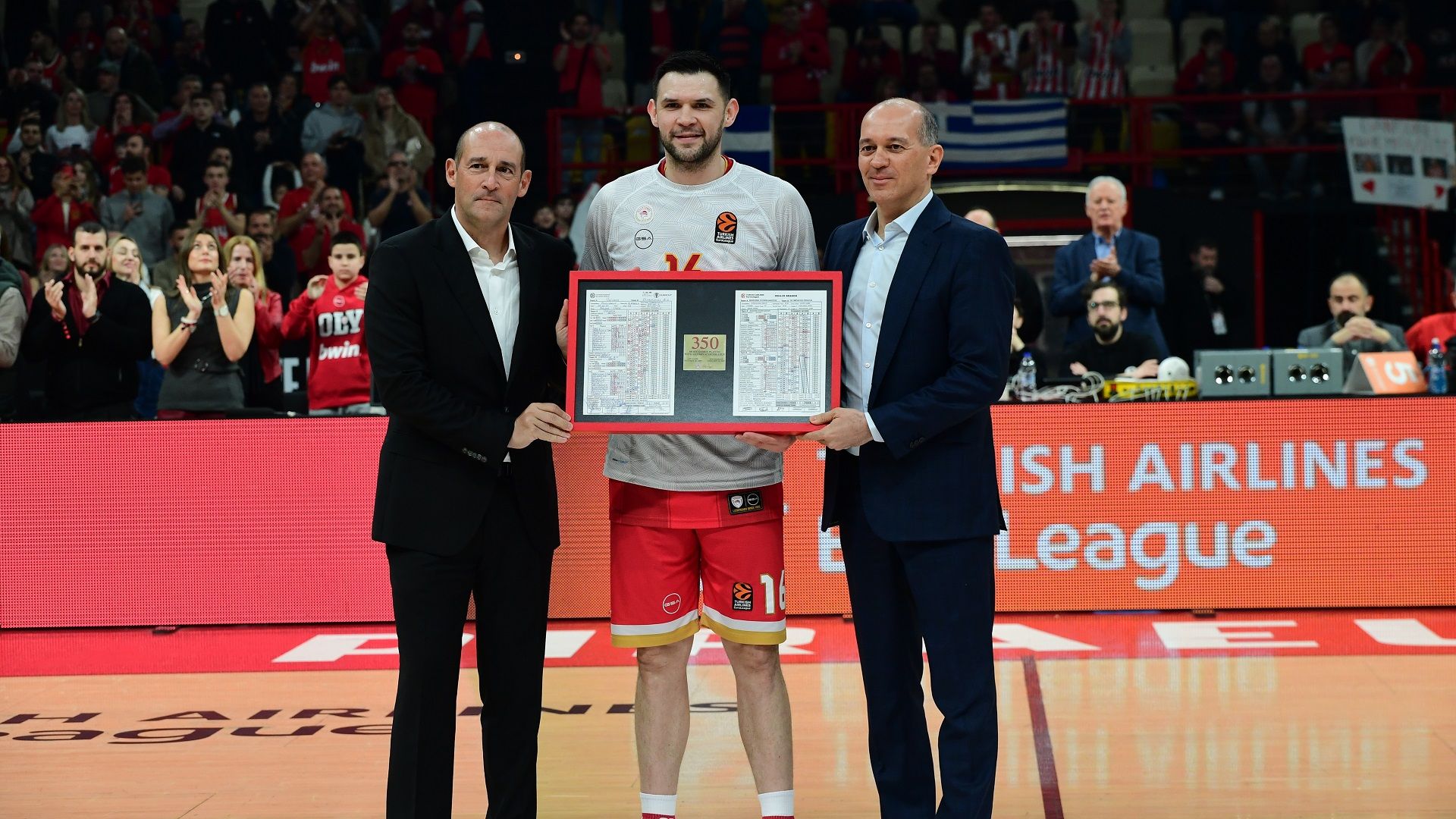 Η βράβευση του Αρχηγού! (vid)