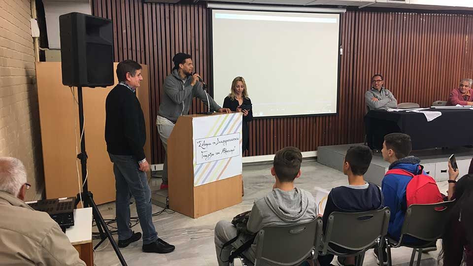 Ο Χάκετ κοντά στα παιδιά