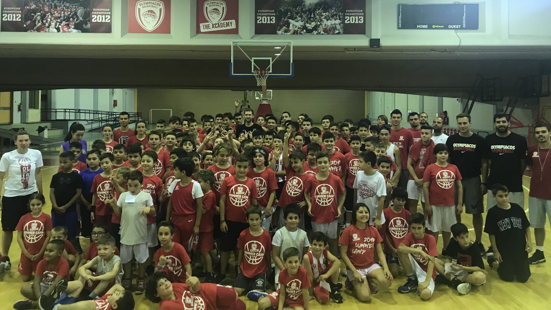 O Στρέλνιεκς "δίδαξε" στις "ερυθρόλευκες" Ακαδημίες (vid+pics)