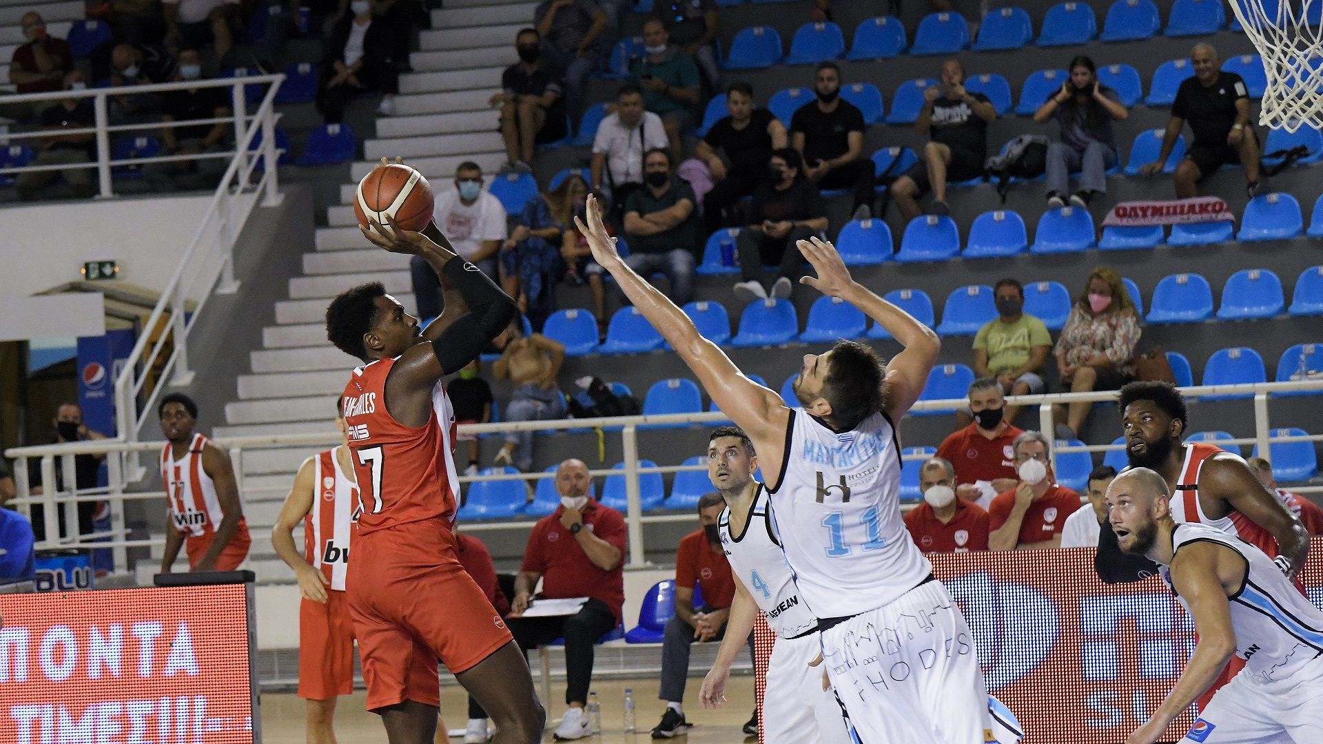 Άνετη πρόκριση για τον Ολυμπιακό