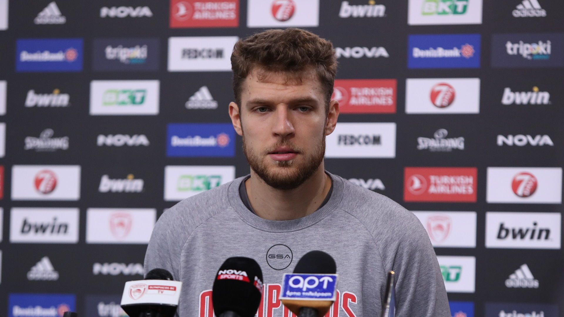 Βεζένκοφ: «Ασχολούμαστε μόνο με τον εαυτό μας»