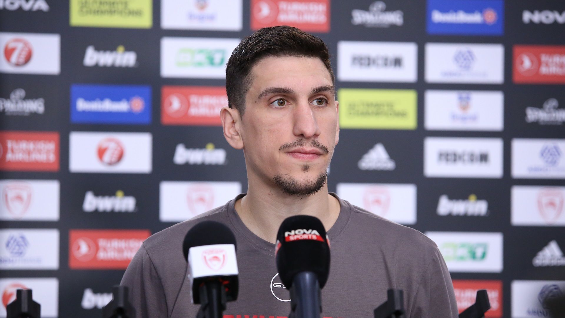 Γ. Λαρεντζάκης: "Θέλουμε να πανηγυρίσουμε με τον κόσμο μας την πρωτιά" (vid)