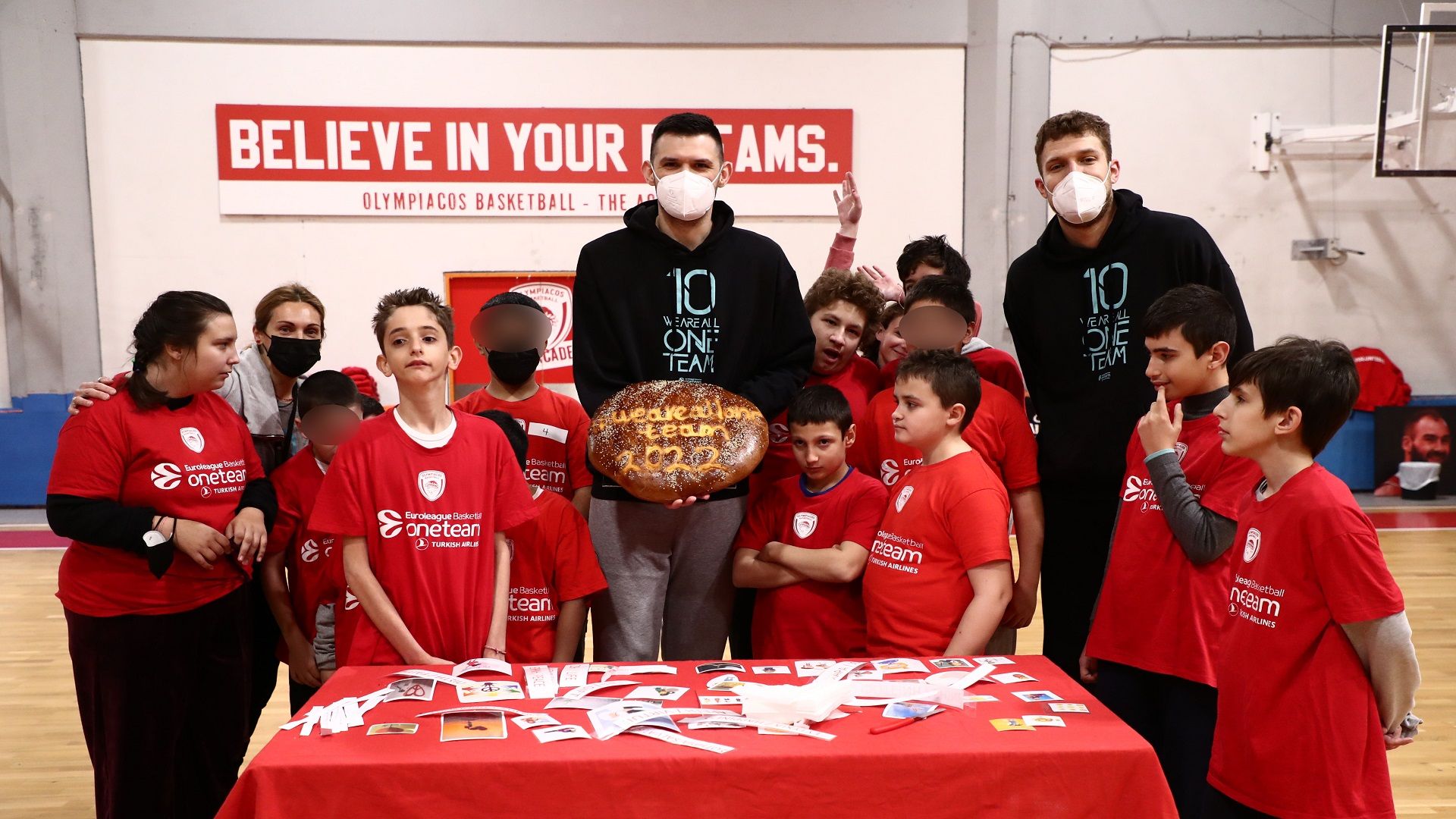 Scent of a woman and a New Year’s cake! (pics+vid)