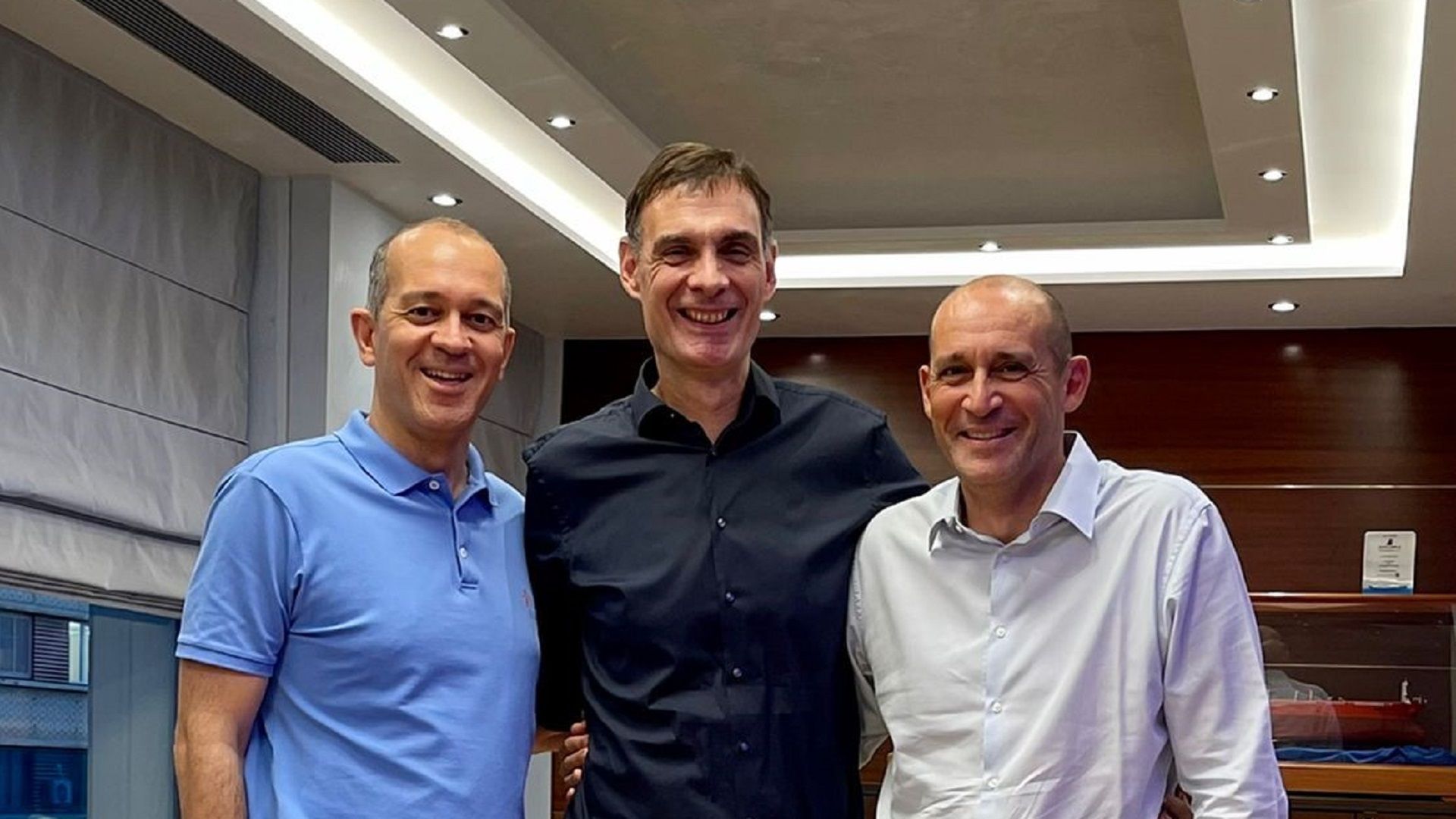 Bartzokas anchors in Piraeus!