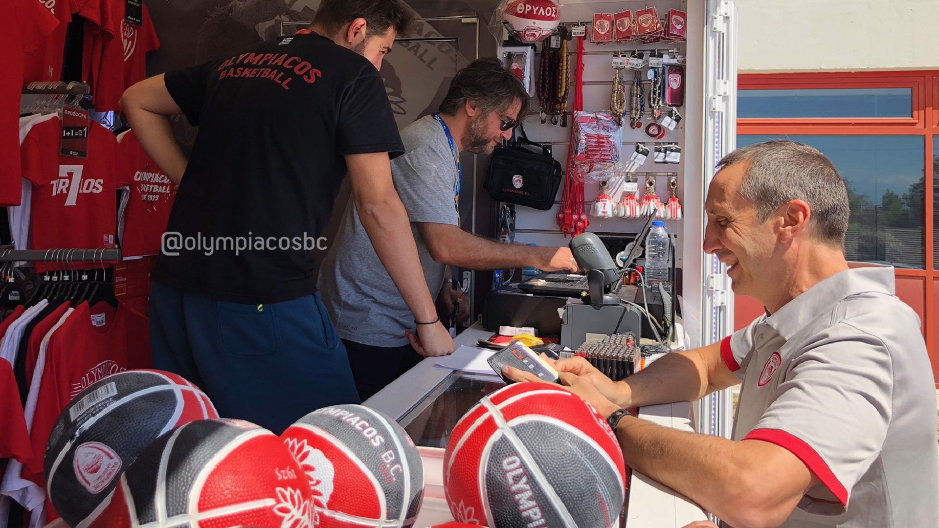 Χριστούγεννα με το Olympiacos BC Road Store στον Πειραιά!
