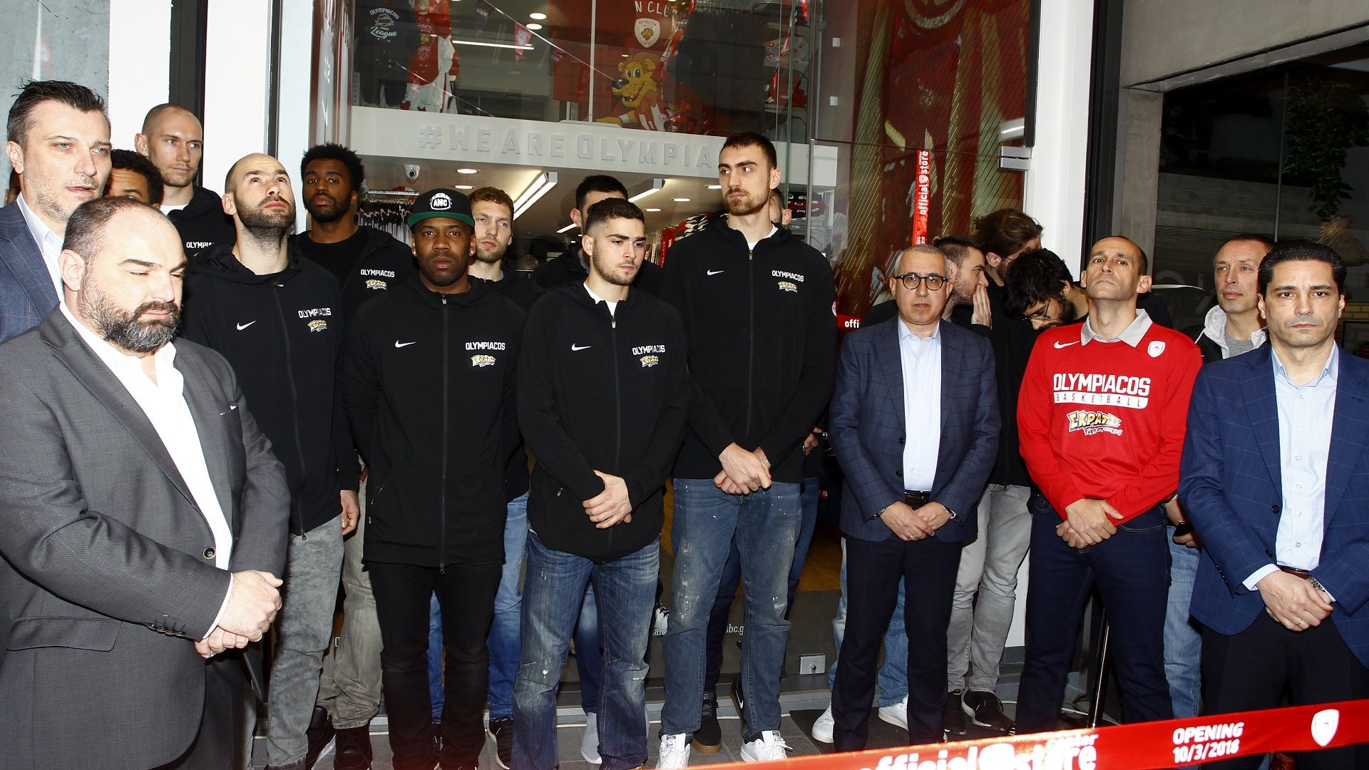 Τα εγκαίνια, οι ευχές και τα... δώρα! (vid+pics)