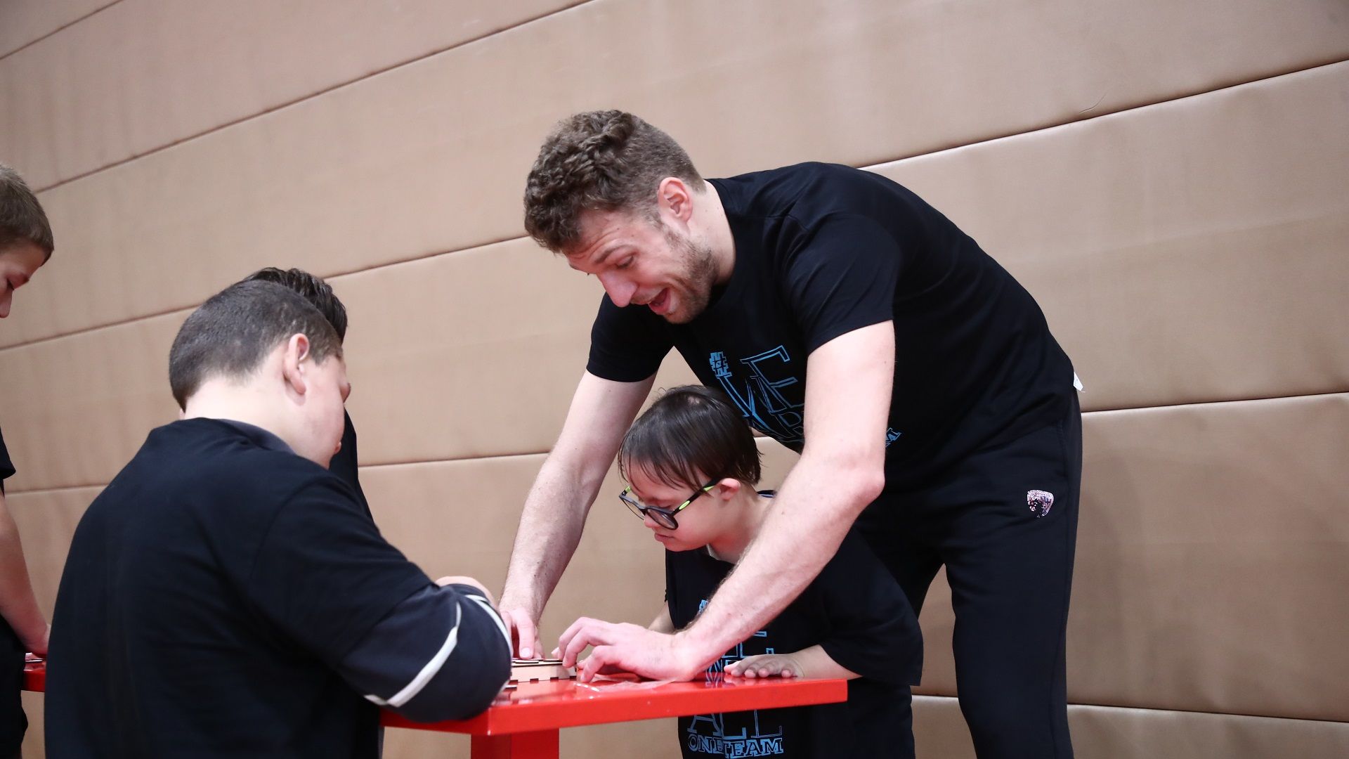 One Team: The gifts by ... godfather Sasha! (vid+pics)