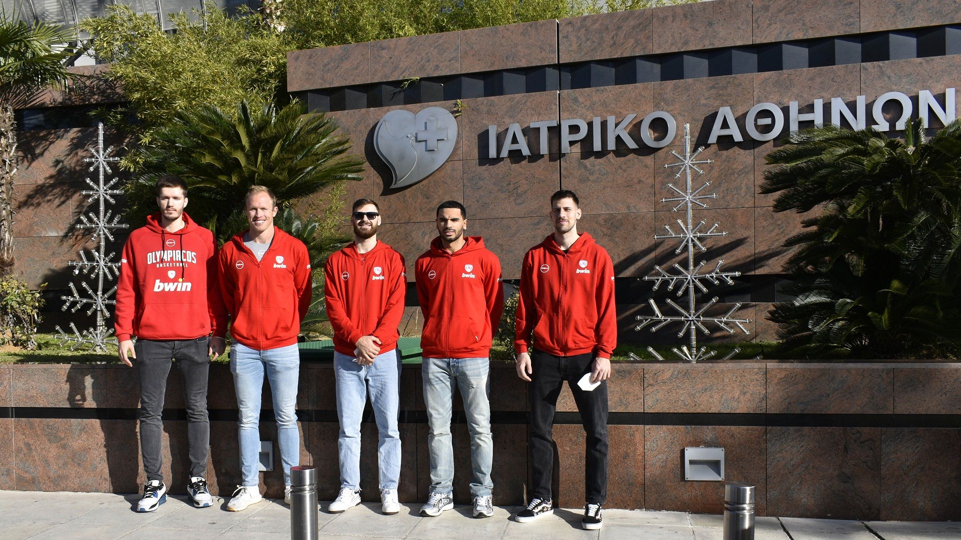 «Ερυθρόλευκη» επίσκεψη στο Ιατρικό Κέντρο Αθηνών