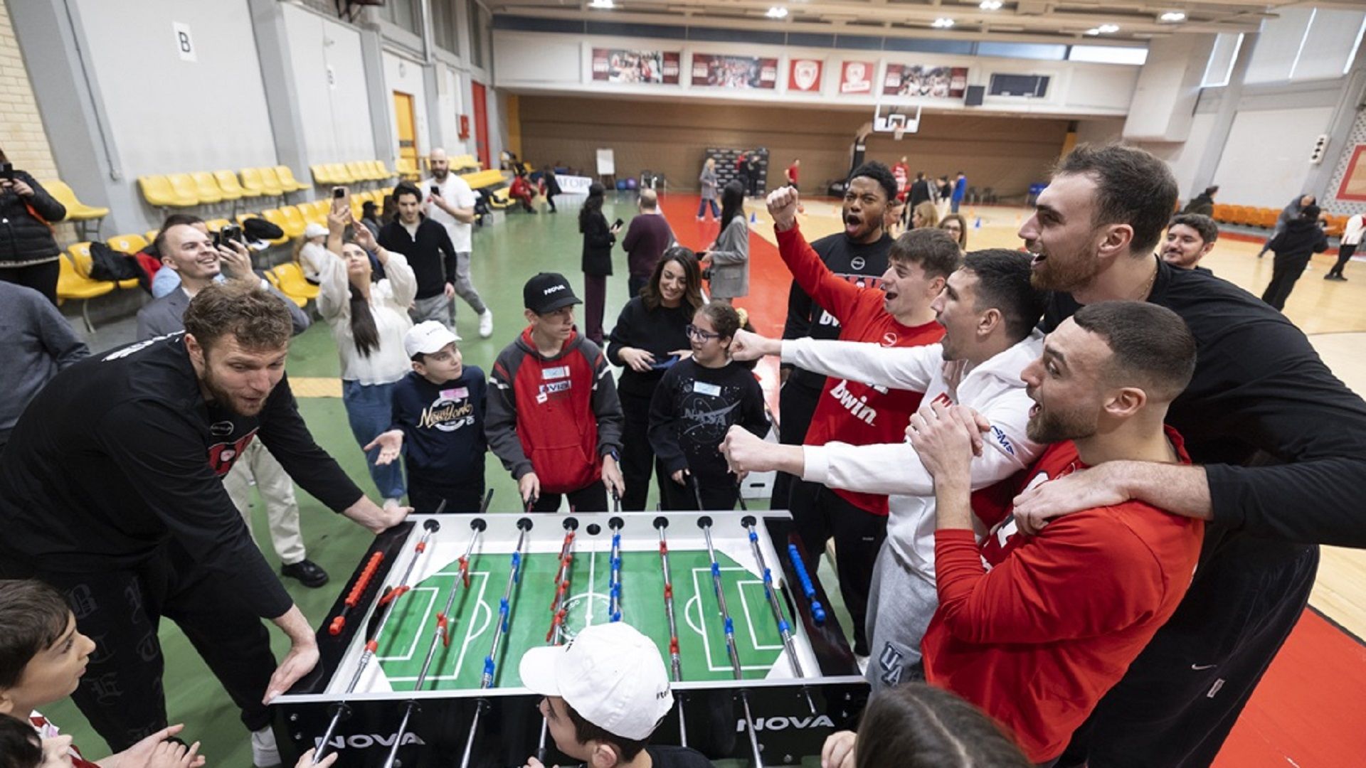 Ολυμπιακός και Nova με το βλέμμα στα παιδιά (pics)