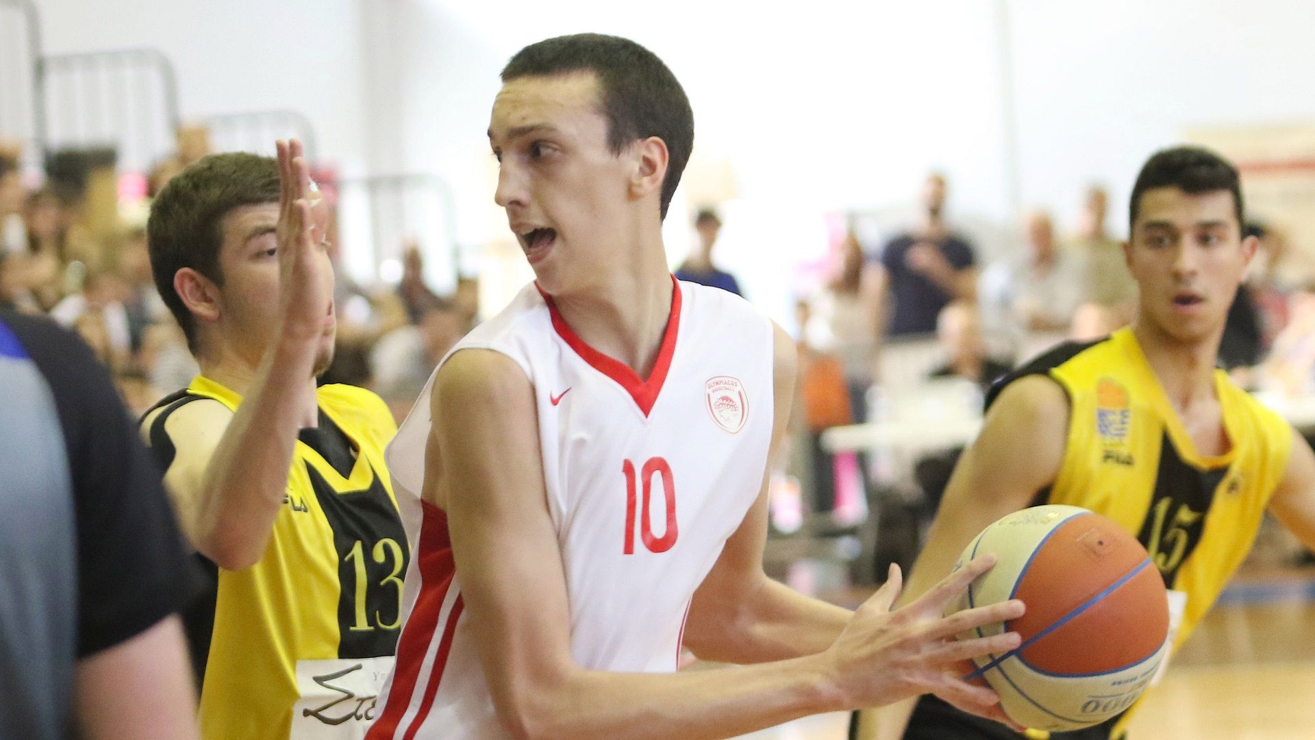 "Συνέτριψε" και την ΑΕΚ!