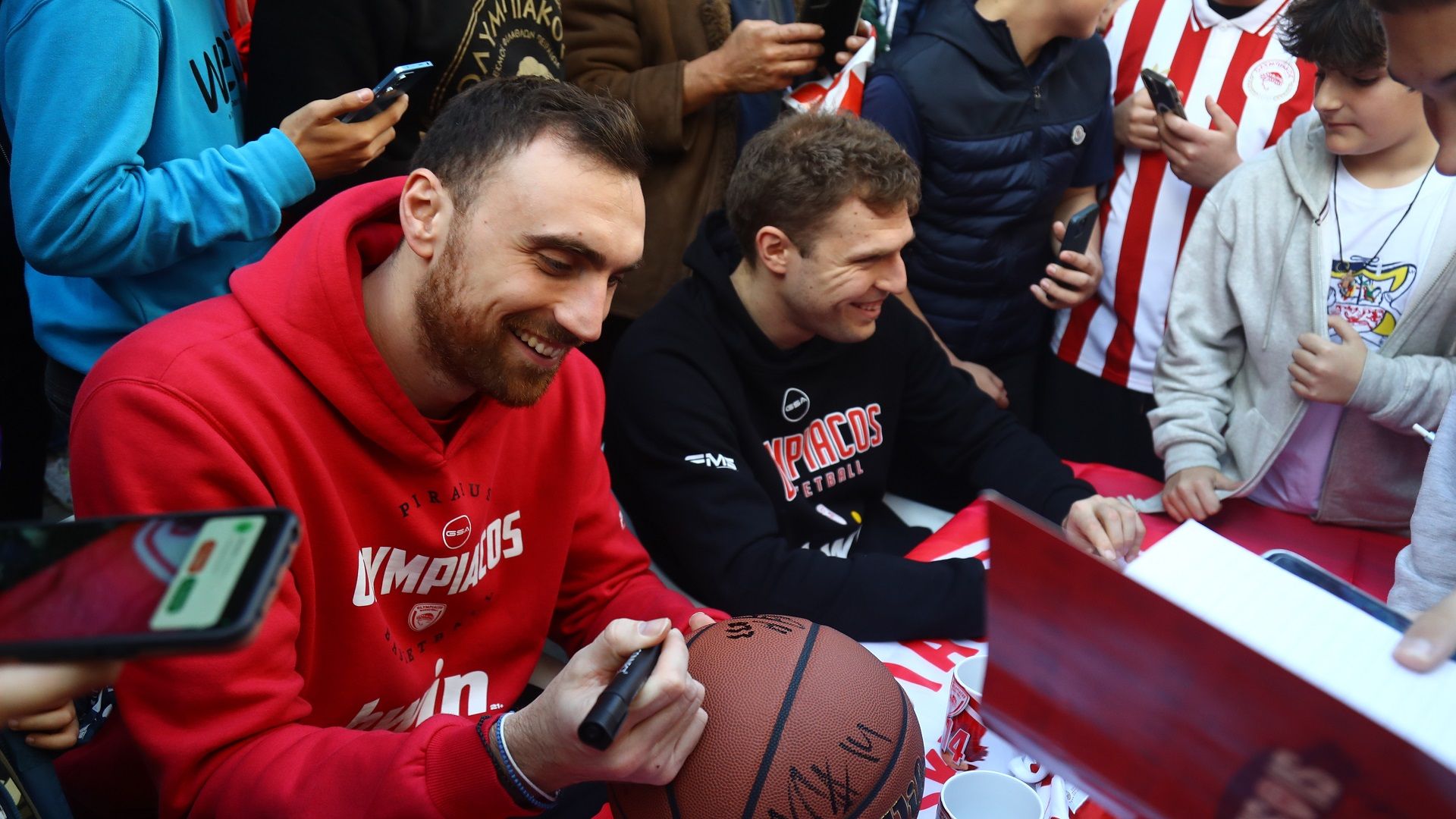 Οι... Σάσα και Μίλου με τα δώρα! (pics+vid)